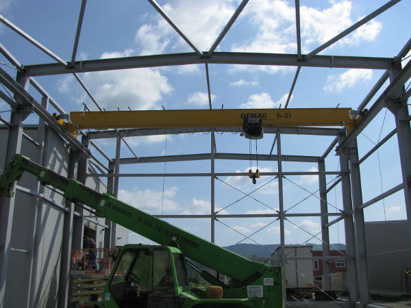 Capannone industriale con binari per gru