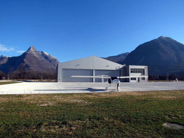 Hangar - aeroporto Bovec